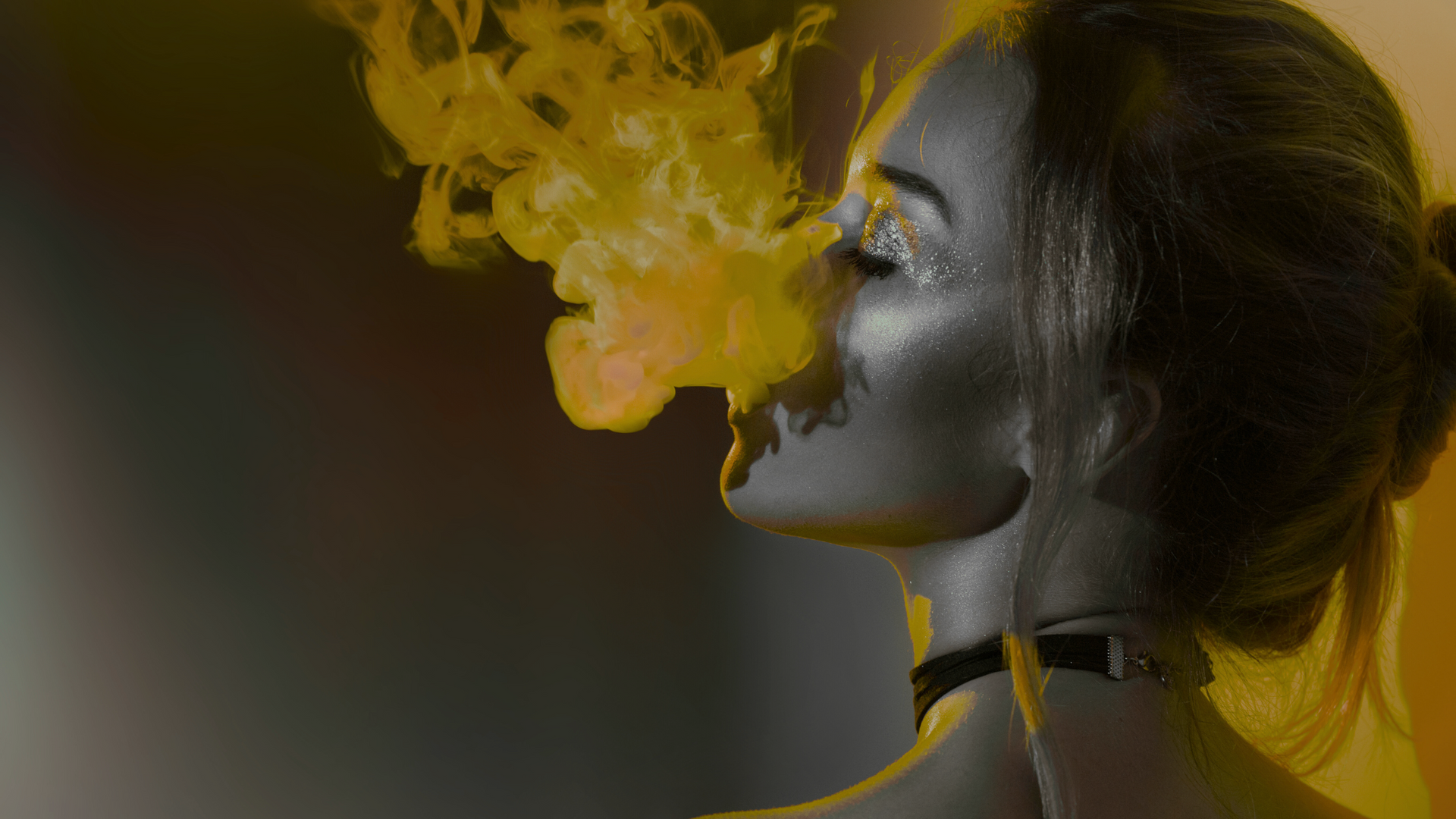 girl-vaping-black-gold.png__PID:b08499db-ec12-4ae2-b5d8-4d0ad3ffa0e7
